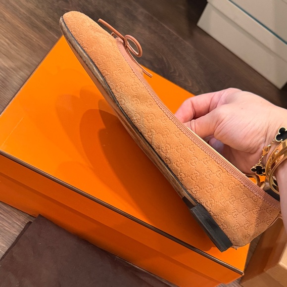 Gucci Peach Suede GG Logo Ballet Flats with Bow - Picture 4 of 12